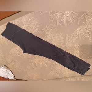 Victoria’s Secret pink sport legging lace detail on calf gray size small